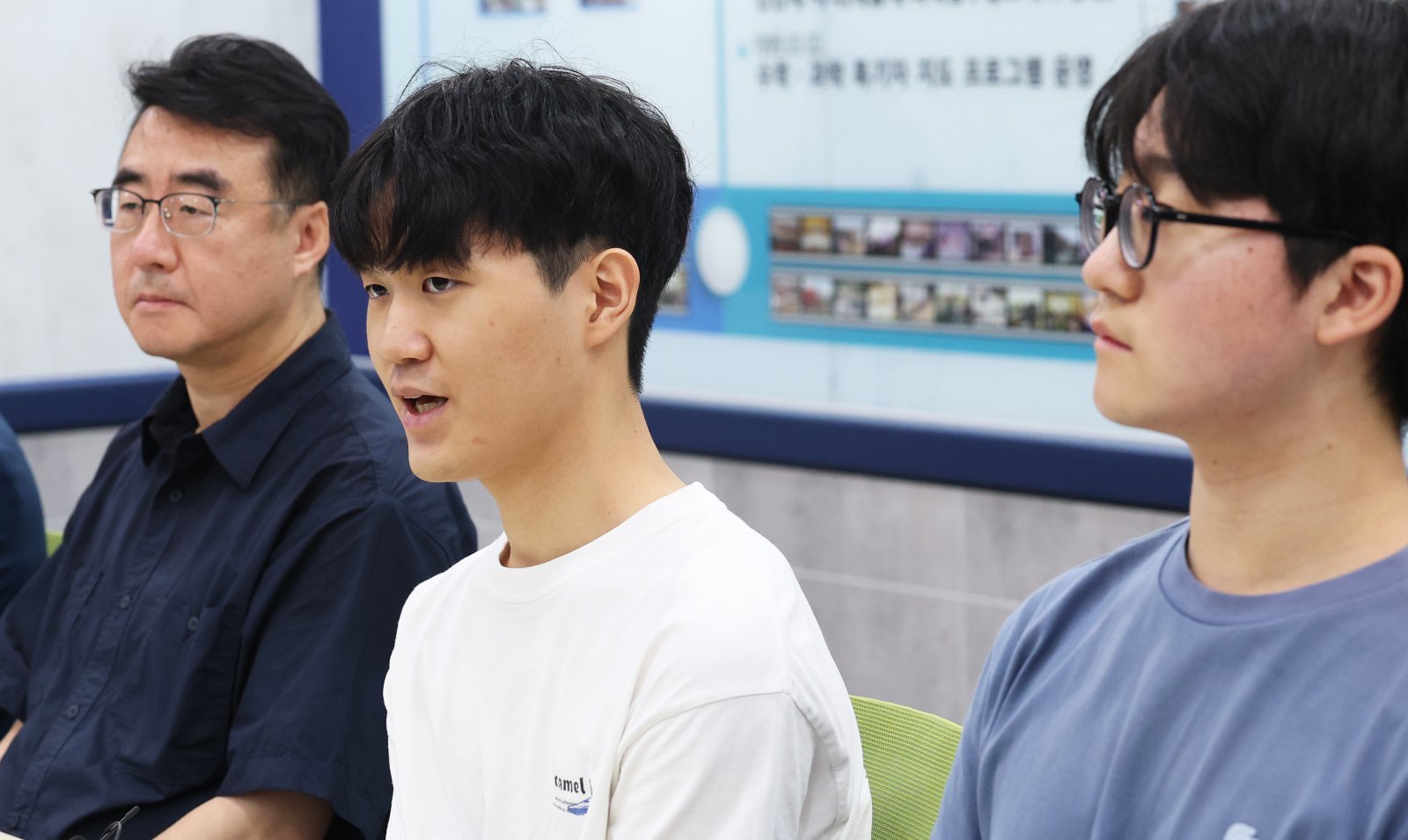 국제 SCI 논문 게재 쾌거를 거둔 서울과학고 권용준 물리교사(왼쪽부터)와 배이진·장근영 학생이 23일 서울 종로구 서울과학고 역사관에서 열린 기자간담회에서 논문 성과를 설명하고 있다.   서울시교육청은 이날 서울과학고 학생들이 교사와 함께 작성한 ‘장방정식에서 도출한 제약 조건 없는 블랙홀 열역학 정식화’ 논문이 물리학 분야의 권위 있는 SCI 국제 학술지인 ‘International Journal of Modern Physics D’에 게재가 확정됐다고 밝혔다. 2026.6.23 뉴스1