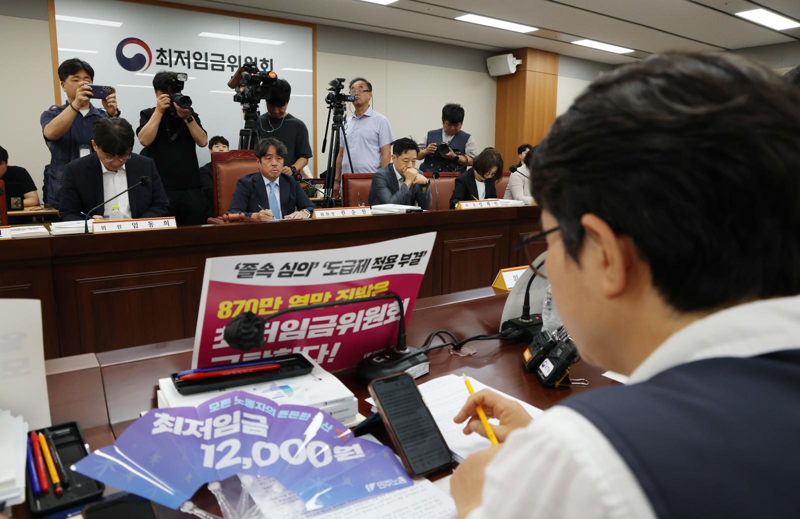노동계 “1만2000원” vs 경영계 “동결”…최저임금 인상폭 본격 논의