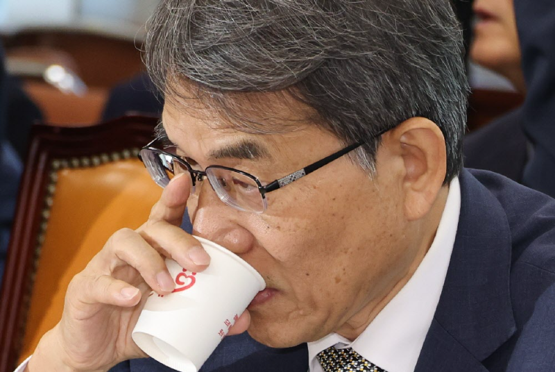 노태악 전 중앙선거관리위원회 위원장이 23일 여의도 국회에서 열린 제9회 전국동시지방선거 투표용지 부족사태 등 국민 참정권 침해 진상규명 및 선거관리 개혁을 위한 국조특위 전체회의에서 물을 마시고 있다. 뉴시스