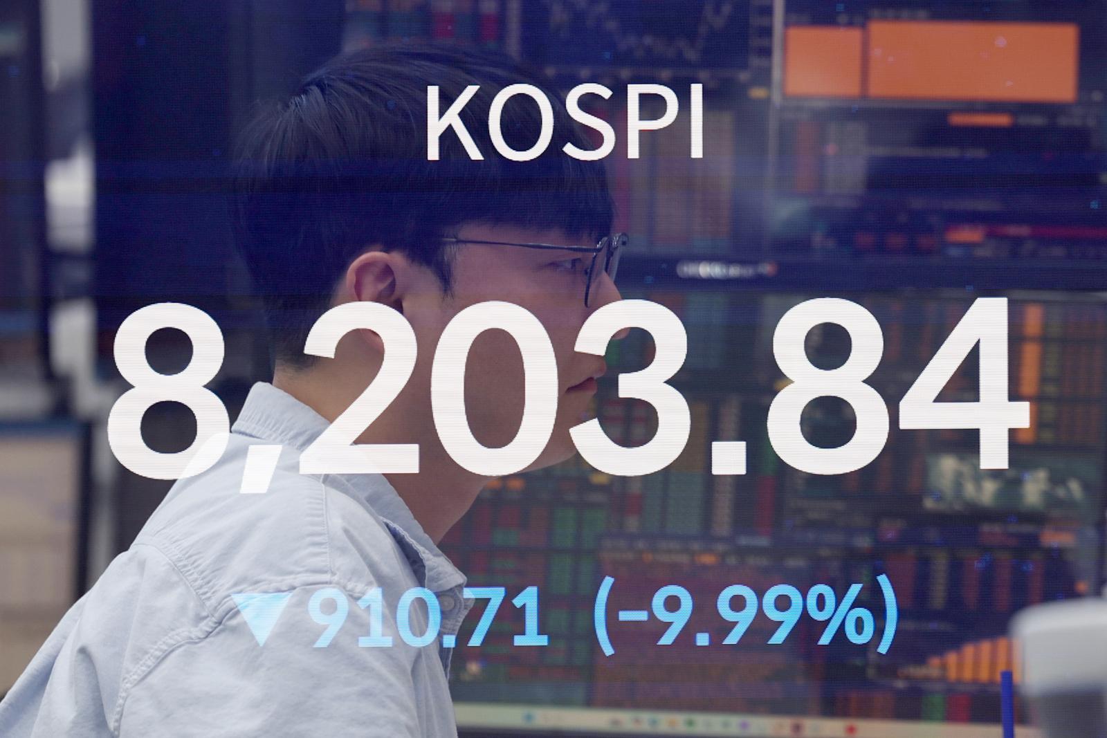 코스피가 전 거래일(9114.55)보다 910.71포인트(9.99%) 하락한 8203.84에 장을 마감한 23일 오후 서울 중구 우리은행 딜링룸 전광판에 지수가 표시되고 있다. (다중노출 촬영) 2026.06.23 뉴시스
