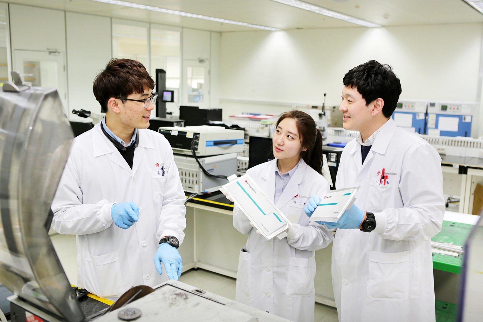 LG에너지솔루션 대전기술연구원에서 연구원들이 배터리에 대해 논의하고 있다.