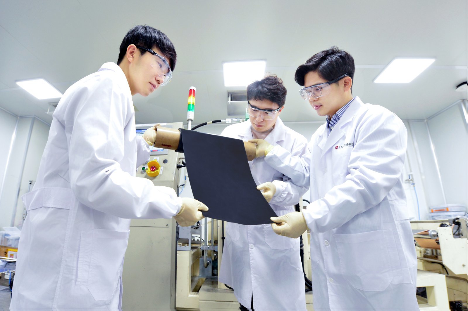 LG에너지솔루션 대전기술연구원에서 직원들이 건식전극 공정을 통해 생산된 제품을 살펴보고 있다.