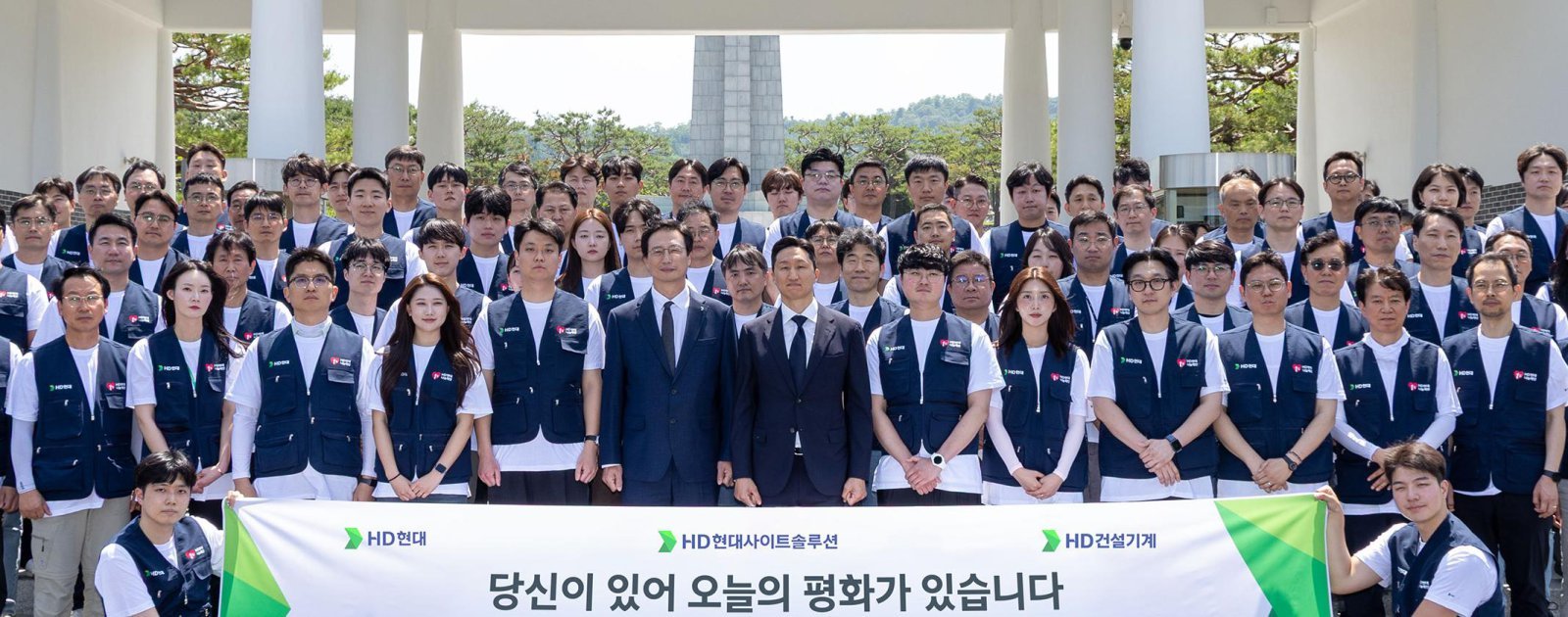 정기선 HD현대 회장과 문재영 HD건설기계 사장을 비롯한 임직원 200여 명은 호국보훈의 달을 맞아 국립서울현충원과 국립영천호국원, 국립괴산호국원을 찾아 순국선열과 호국 영령을 추모했다. HD현대 제공