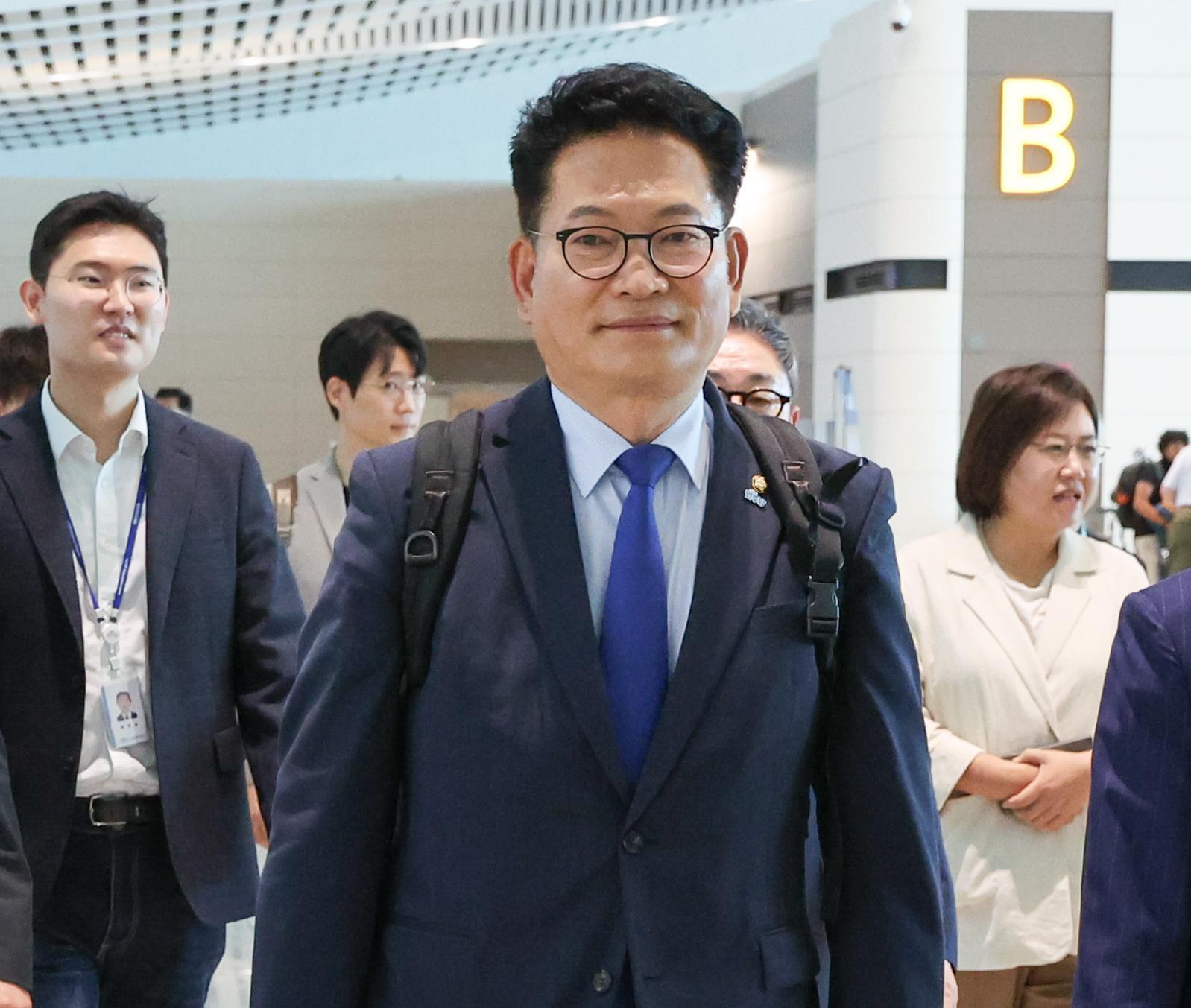 민주당 송영길 의원이 이날 인천국제공항을 통해 미국으로 출국하는 모습. 인천=뉴시스