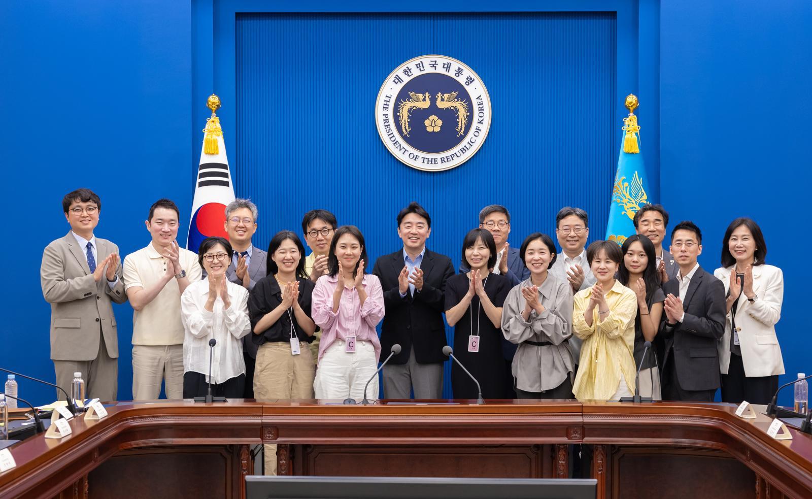 강훈식 비서실장이 지난 14일 청와대에서 열린 청년미래자문단 최종회의에서 참석자들과 기념촬영을 하고 있다. (청와대 제공. 재판매 및 DB 금지) 2026.6.14