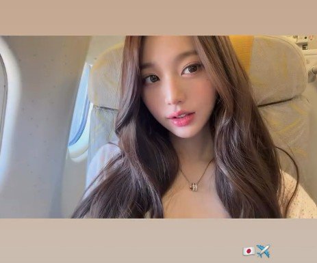 특혜 논란 장원영, 비행기 안 환한 미소…초근접 미모