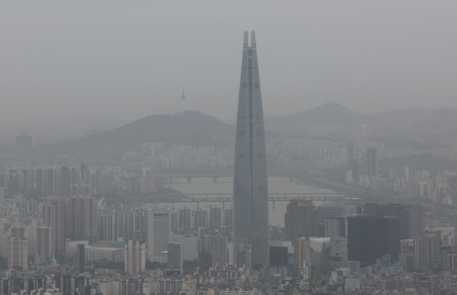 황사 영향으로 미세먼지가 나쁨 상태를 보인 22일 오전 경기 광주시 남한산성 서문 전망대에서 바라본 서울 도심이 뿌옇다. 2026.04.22. [광주(경기)=뉴시스]