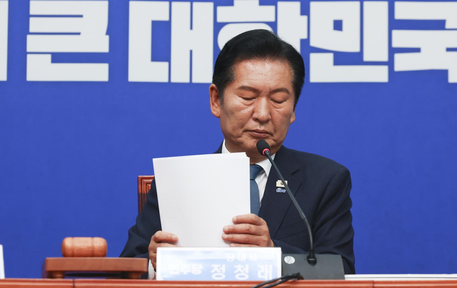 정청래 더불어민주당 대표가 24일 오전 서울 여의도 국회에서 열린 최고위원회의에서 모두발언을 마치고 자료를 정리하고 있다. 2026.06.24 [서울=뉴시스]