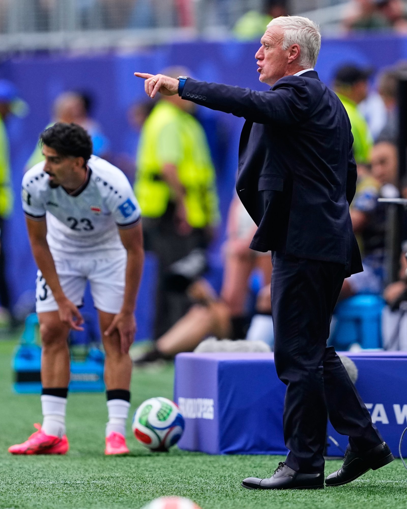 디디에 데샹 프랑스 감독이 23일 미국 필라델피아 스타디움에서 열린 이라크와의 2026 북중미 월드컵 I조 2차전 도중 선수들에게 작전을 지시하고 있다. 필라델피아=AP 뉴시스