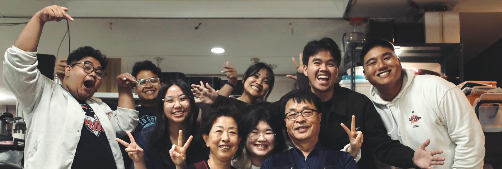 한국영상대에 초청된 아세안 학생들은 대학 근처의 식당 사장 부부를 대상으로 다큐멘터리를 제작했다. 아세안 학생들과 제작팀, 사장 부부가 기념 사진을 찍고 있다. 한국영상대 제공
