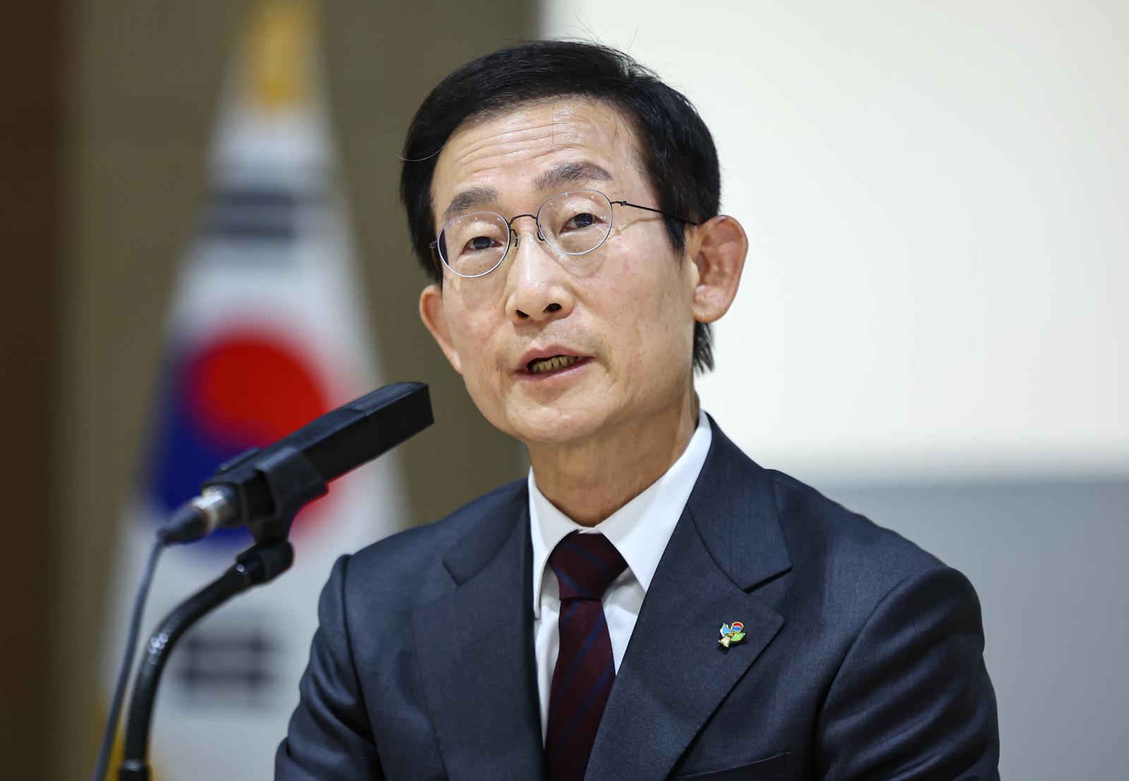 김호철 감사원장이 24일 서울 종로구 감사원에서 열린 기자간담회에서 취재진 질문에 답하고 있다. 2026.6.24/뉴스1