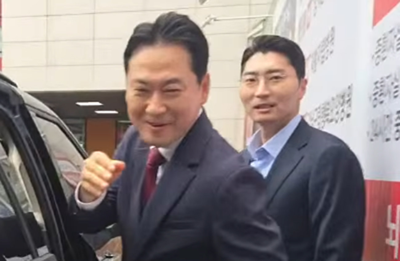 국민의힘 장동혁 대표가 24일 서울의 한 병원에서 지지자에게 인사하고 있다. 유튜브 BJ톨 갈무리
