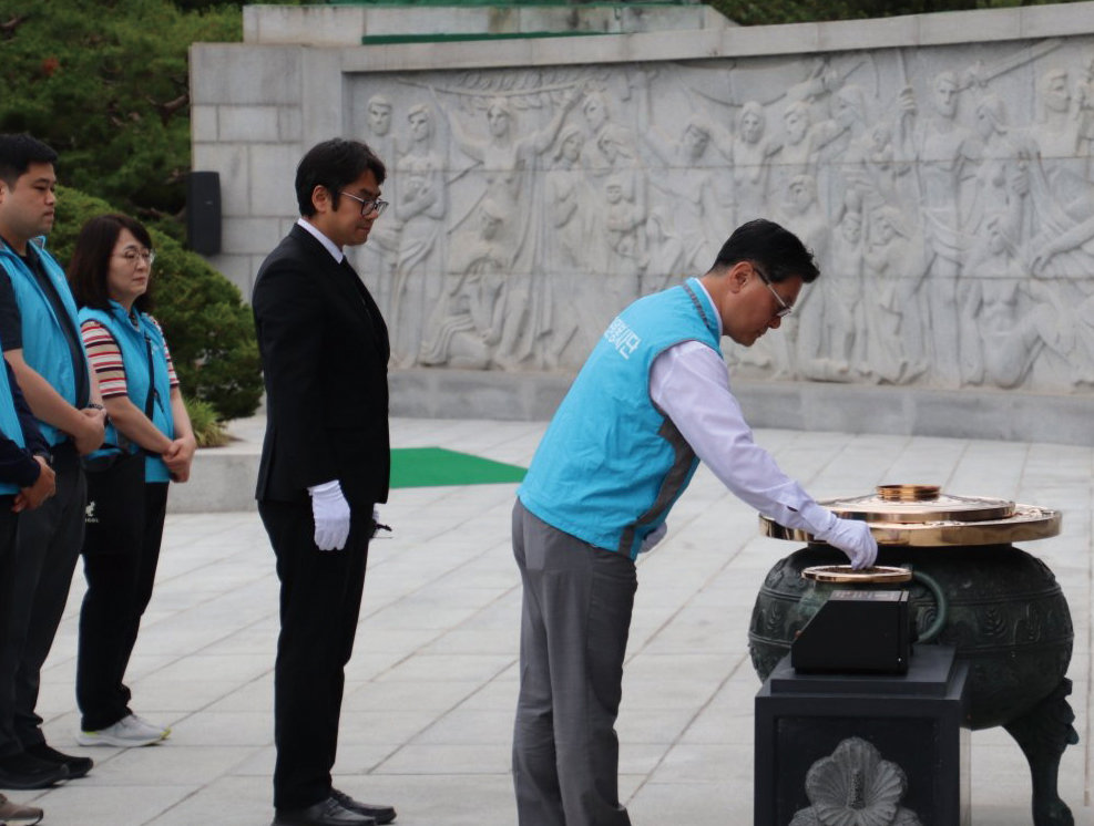 김성원 GS글로벌 대표가 지난 5월 국립서울현충원에서 분향하고 있다.