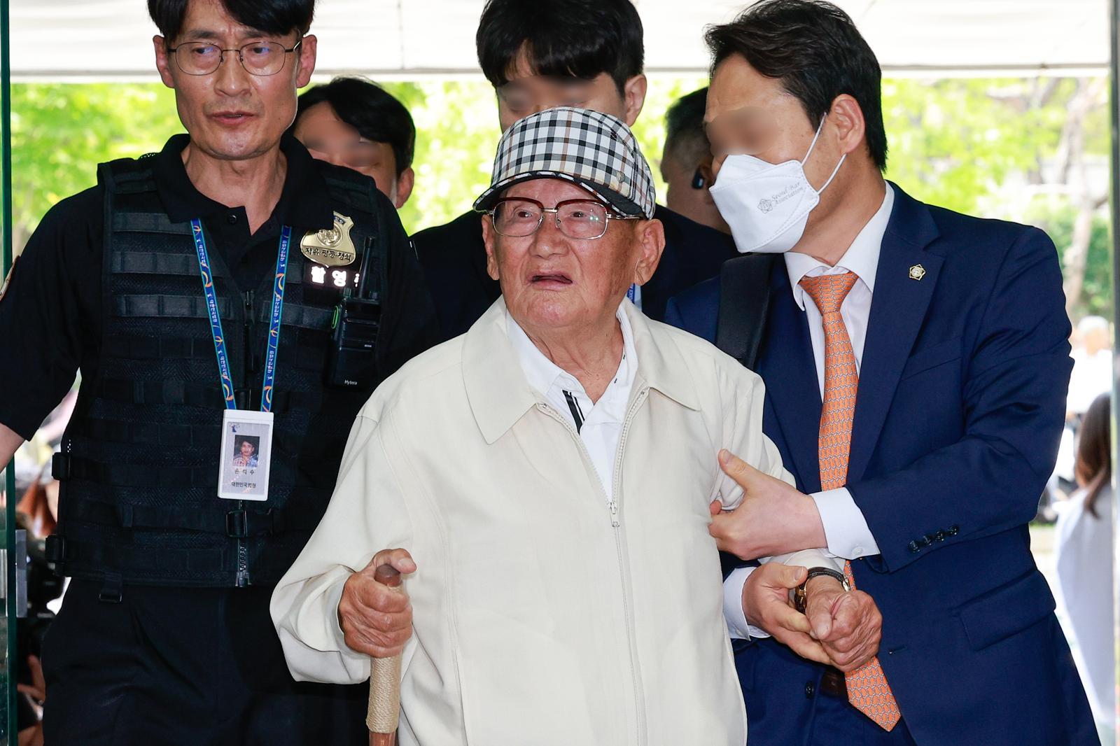 20대 대선과 22대 총선 전후로 신도 5만 명 이상을 국민의힘에 집단 입당시키도록 지시한 의혹을 받는 이만희 신천지예수교증거장막성전(신천지) 총회장이 24일 오후 서울 서초구 중앙지방법원에서 열린 정당법 위반·업무방해 혐의 구속 전 피의자 심문(영장실질심사)에 출석하고 있다. 뉴스1