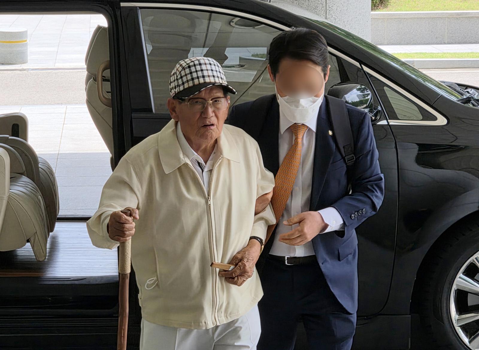 20대 대선과 22대 총선 전후로 신도 5만 명 이상을 국민의힘에 집단 입당시키도록 지시한 의혹을 받는 이만희 신천지예수교증거장막성전(신천지) 총회장이 24일 오후 정당법 위반·업무방해 혐의 구속 전 피의자 심문(영장실질심사)에 앞서 서울 서초구 고등검찰청에 위치한 합수본 사무실에 도착하고 있다. 뉴스1