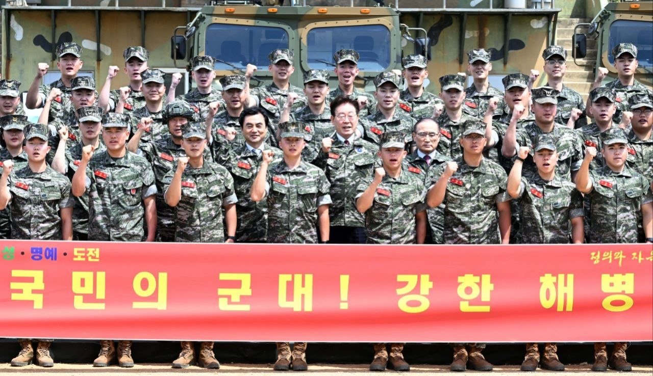 이재명 대통령이 24일 인천 옹진군 연평부대에서 해병대 장병들과 기념촬영을 하고 있다. 2026.06.24. 청와대사진기자단