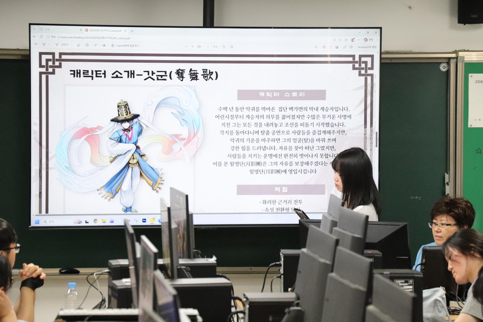 극동대 만화애니메이션학과 학생이 올해 축제 마스코트인 ‘갓군’ 캐릭터를 소개하고 있다.