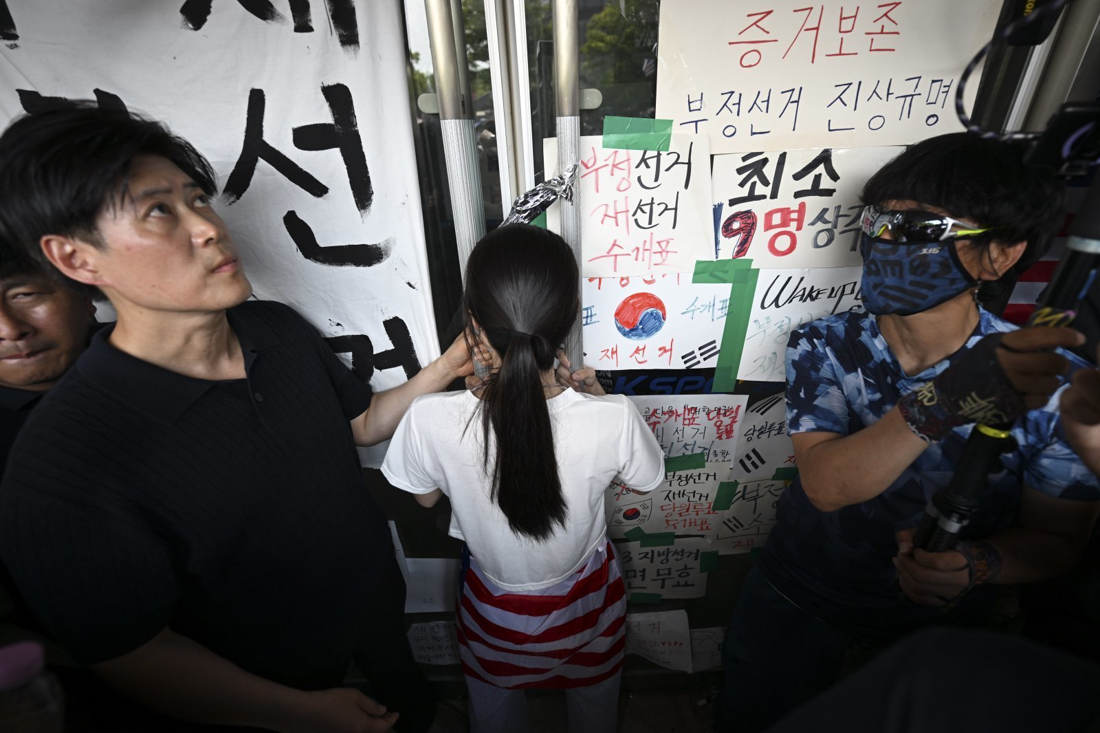 [속보]개표소 홀로 막은 30대女 신원 확인…경찰, 출석 요구