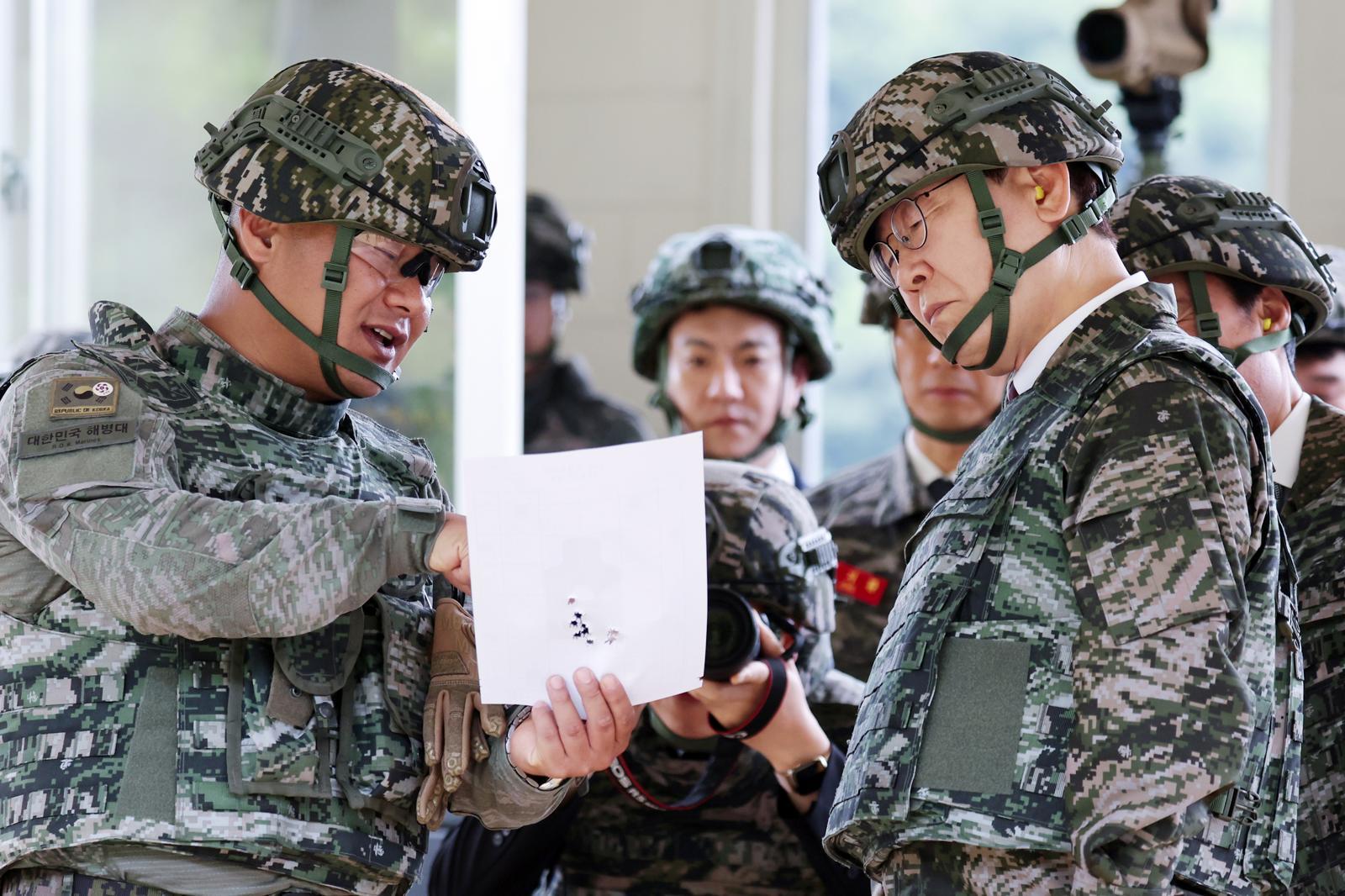 이재명 대통령이 6.25 전쟁일 주간 및 호국보훈의 달을 맞아 24일 인천 옹진군 해병대 연평부대를 방문해 K2 소총 사격을 마친 뒤 표적지 확인을 하고 있다. 연평도=뉴시스