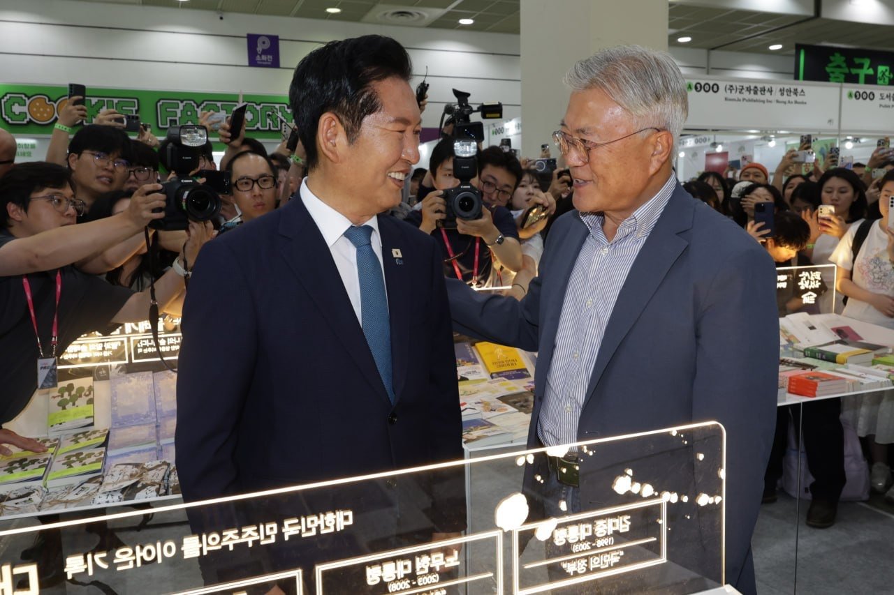 정청래 더불어민주당 전 대표가 24일 오후 서울 삼성동 코엑스에서 열린 국제도서전에서 문재인 전 대통령을 만나 이야기를 나누고 있다. 변영욱 기자 cut@donga.com