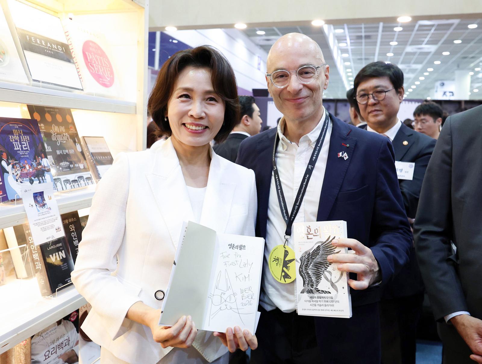 김혜경 여사가 24일 서울 강남구 코엑스에서 열린 2026 서울국제도서전 개막식에서 전시관을 관람하며 베르나르 베르베르 작가와 기념촬영을 하고 있다. 뉴시스