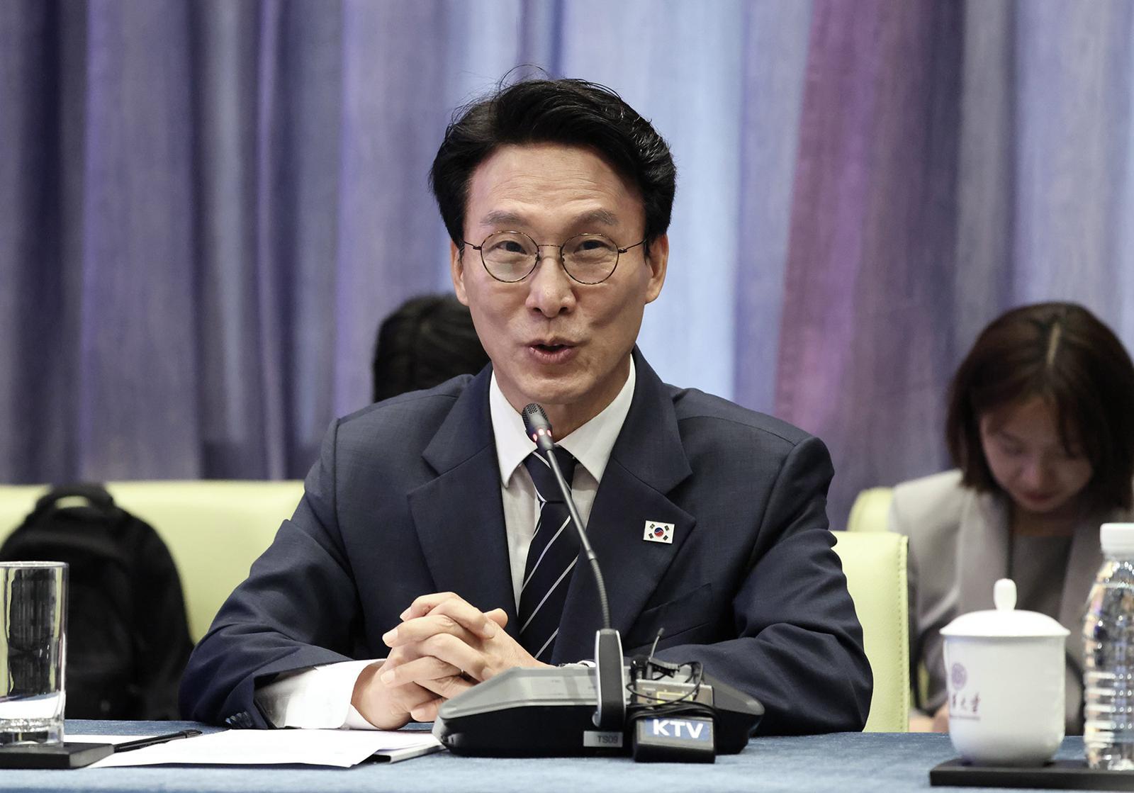 ‘세계경제포럼(WEF) 제17차 뉴 챔피언 연차총회’(하계 다보스포럼) 참석차 중국을 방문한 김민석 국무총리가 23일 오전 (현지 시간) 베이징 칭화대를 방문해 당서기 및 법학원장과 면담하고 있다. 2026.06.23 국무총리실 제공