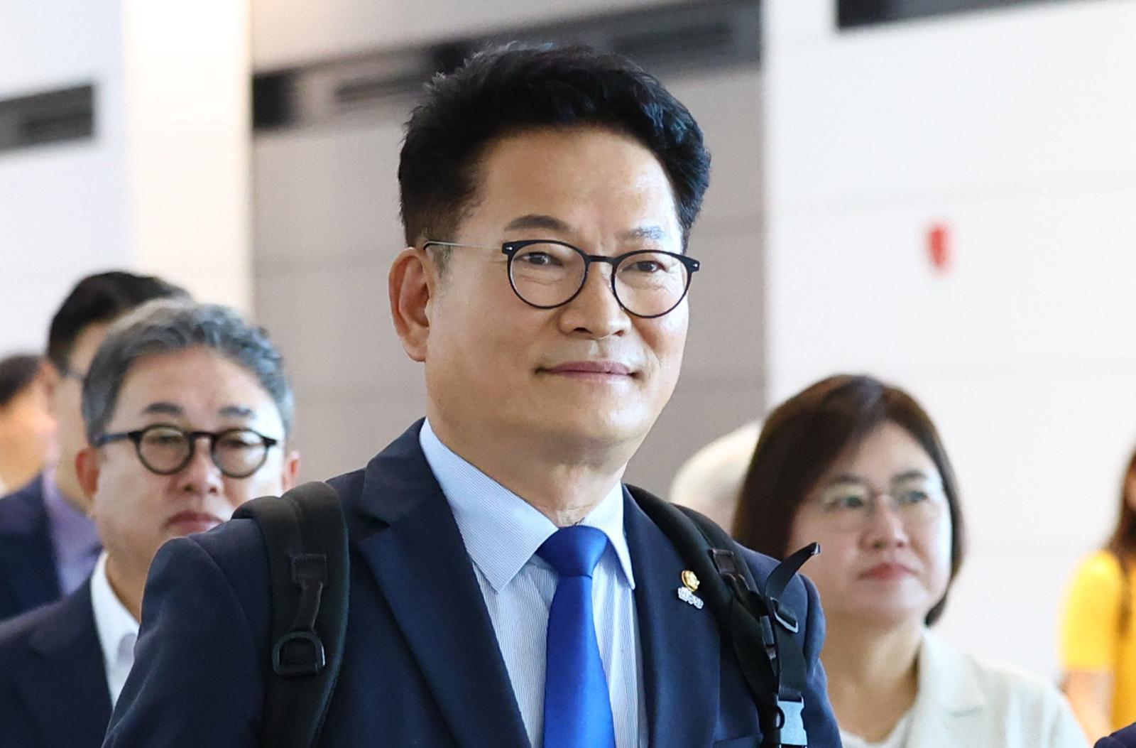 송영길 더불어민주당 의원이 23일 인천국제공항 제2터미널을 통해 미국으로 출국하고 있다. 2026.06.23 인천공항=뉴시스