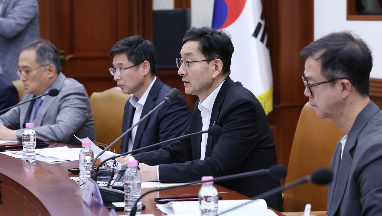 윤창렬 국무조정실장이 24일 오후 서울 종로구 정부서울청사에서 마약류 대책 협의회 회의를 주재하고 있다. 2026.06.24 서울=뉴시스