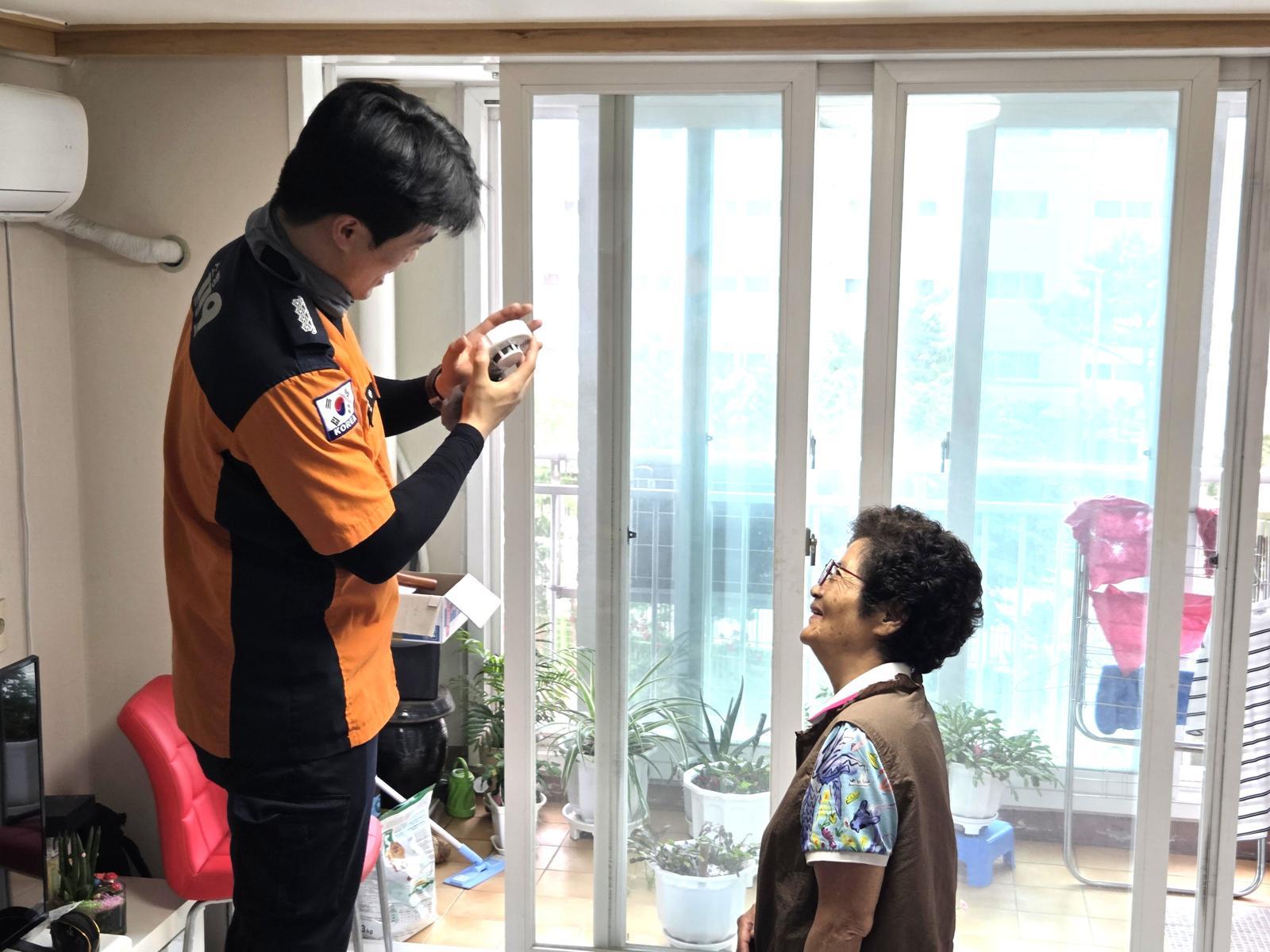 전북소방본부 소속 소방관이 청각·언어장애인 가정을 방문해 시각 경보형 연기감지기를 설치하고 사용 방법을 안내하고 있다. 전북소방본부 제공