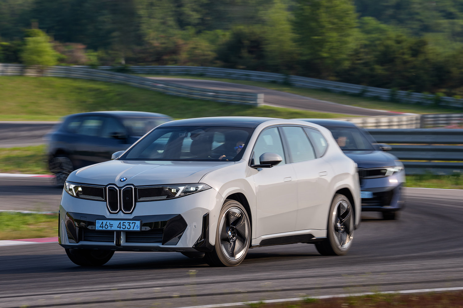 BMW가 국내에 출시한 신형 iX3가 인천 영종도의 BMW 드라이빙센터 서킷을 달리고 있다. BMW코리아 제공