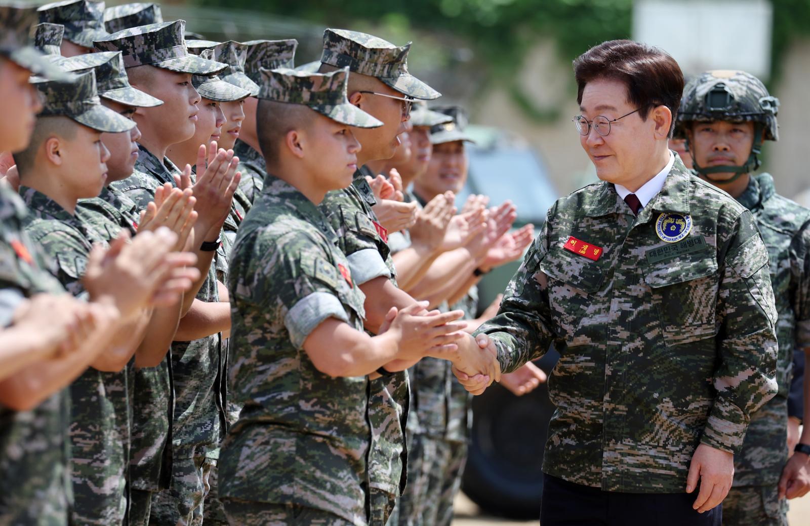 연평도 해병부대 간 李 “징집병 최소화, 선택적 모병제로 갈것”