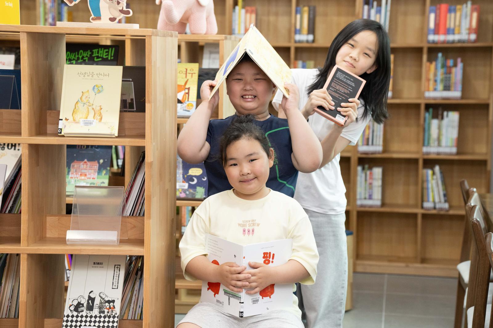 경북 의성군 단촌면에 폐역 유휴공간을 활용해 만든 작은도서관이 10일 문을 열었다. 옛 단촌역 기계실을 리모델링한 공간에서 아이들이 책을 읽고 있다. 작은도서관만드는사람들 제공