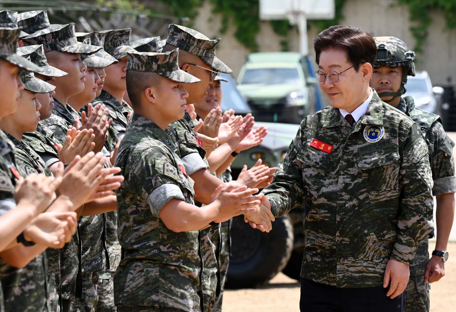 이재명 대통령(오른쪽)이 6·25전쟁 76주년을 하루 앞둔 24일 인천 옹진군 해병대 연평부대 포9대대를 방문해 장병들을 격려하고 있다. 이 대통령은 “여러분처럼 특별한 희생을 치르는 사람들에게는 특별한 보상을 통해 형평을 이뤄야 된다는 게 제 신념”이라며 “가능한 방법들이 어떤 건지 충분히 찾아보겠다”고 약속했다. 연평도=청와대사진기자단