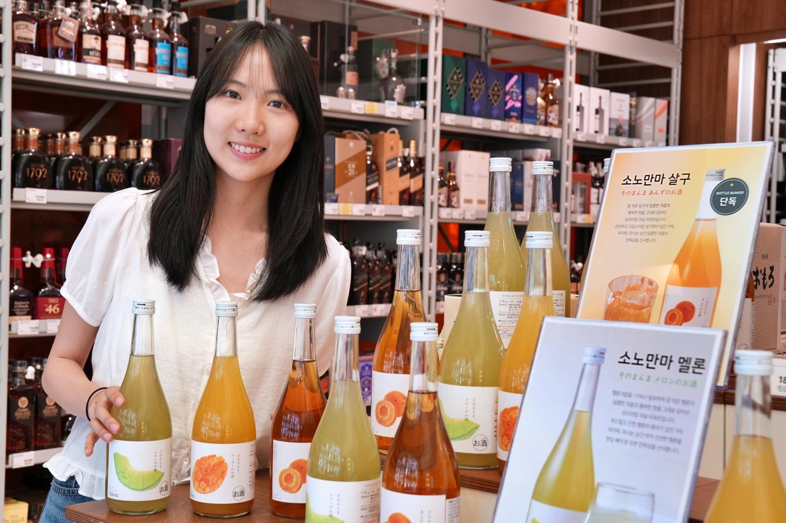 롯데마트 제타플렉스 잠실점 보틀벙커에서 유승연 롯데마트·슈퍼 보틀벙커팀 상품기획자가 일본 과실 리큐어 ‘소노만마’를 홍보하고 있다. 롯데마트 제공