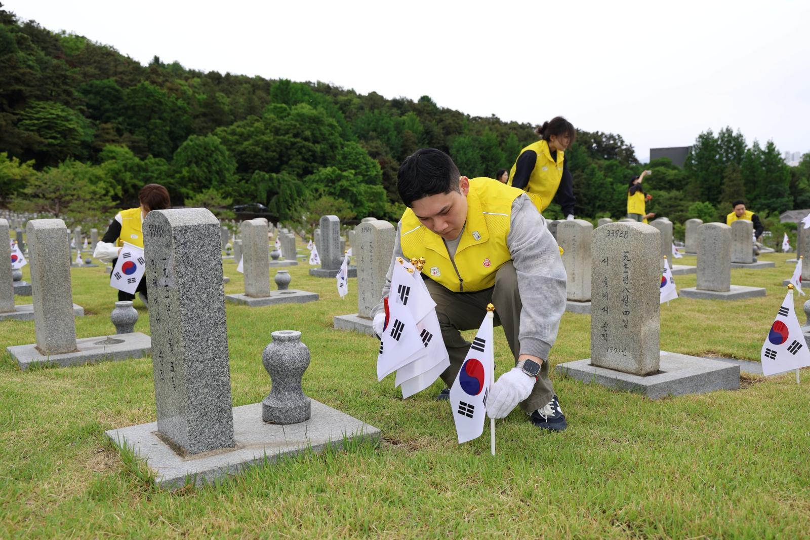 오뚜기봉사단 6·25 참전유공자 위문 활동 사진.