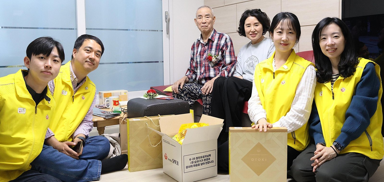 오뚜기봉사단원이 6·25 참전유공자에게 후원 키트를 전달하고 있다. 오뚜기 제공