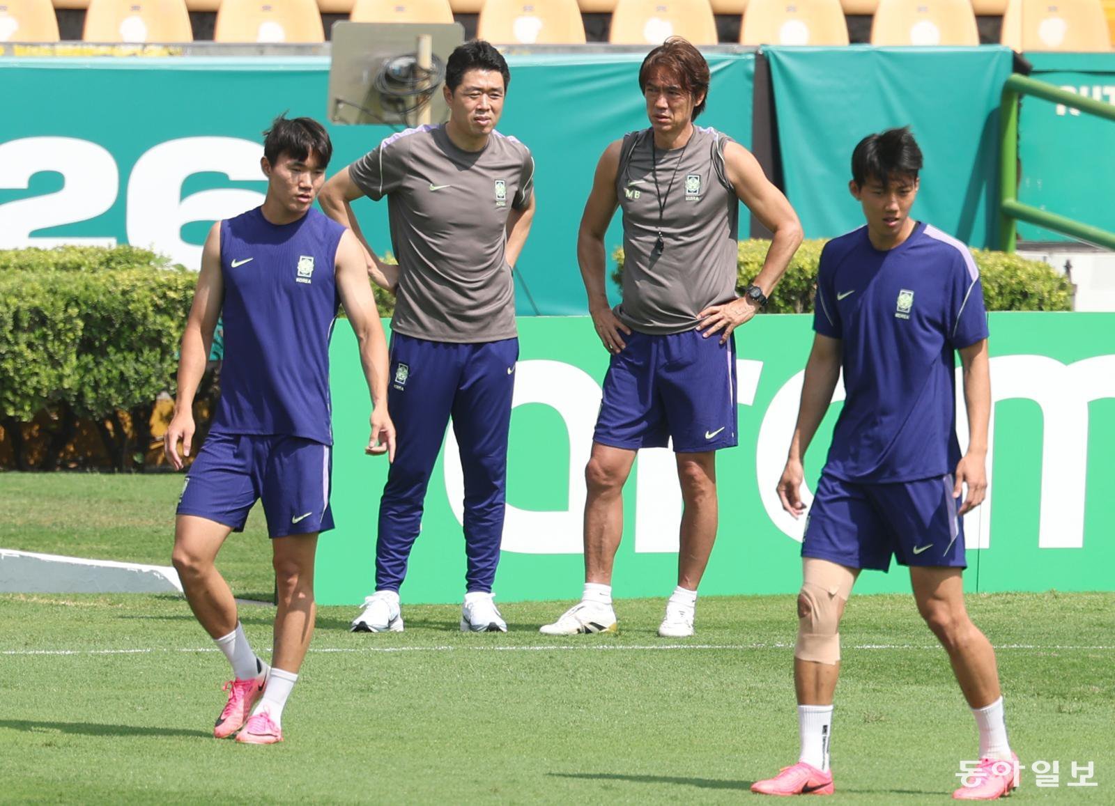 홍명보 한국 축구 대표팀 감독(왼쪽에서 세 번째)이 24일 멕시코 산니콜라스의 에스타디오 우니베르시타리오에서 선수들이 훈련하는 모습을 지켜보고 있다. 한국이 25일 열리는 남아프리카공화국과의 2026 북중미 월드컵 조별리그 A조 최종 3차전에서 승리하면 홍 감독은 한국인 사령탑 최초로 월드컵 본선에서 2승을 거두게 된다. 
산니콜라스=박형기 기자 oneshot@donga.com