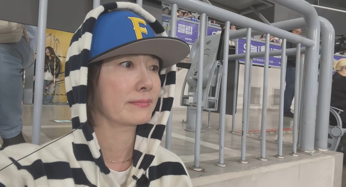 “배 터지게 먹었으니 걷자”…오연수의 완벽한 식후 루틴