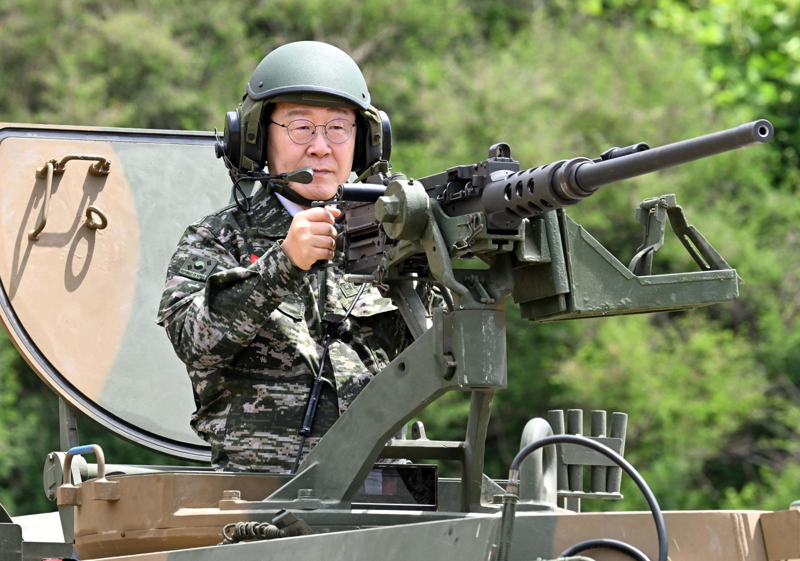 K9 자주포 올라탄 李… 연평도 해병대 시찰 이재명 대통령이 6·25전쟁 76주년을 하루 앞둔 24일 인천 옹진군 해병대 연평부대에서 K9A1 자주포에 탑승해 K-6 중기관총 조준을 시연하고 있다. 이 대통령은 이날 장병들과 오찬 간담회를 가지고 “여러 차례 약속했듯 징집병을 최소화하고 모병을 통해 자기 직장으로써 군을 선택할 수 있게 하겠다”고 밝혔다. 연평도=청와대사진기자단