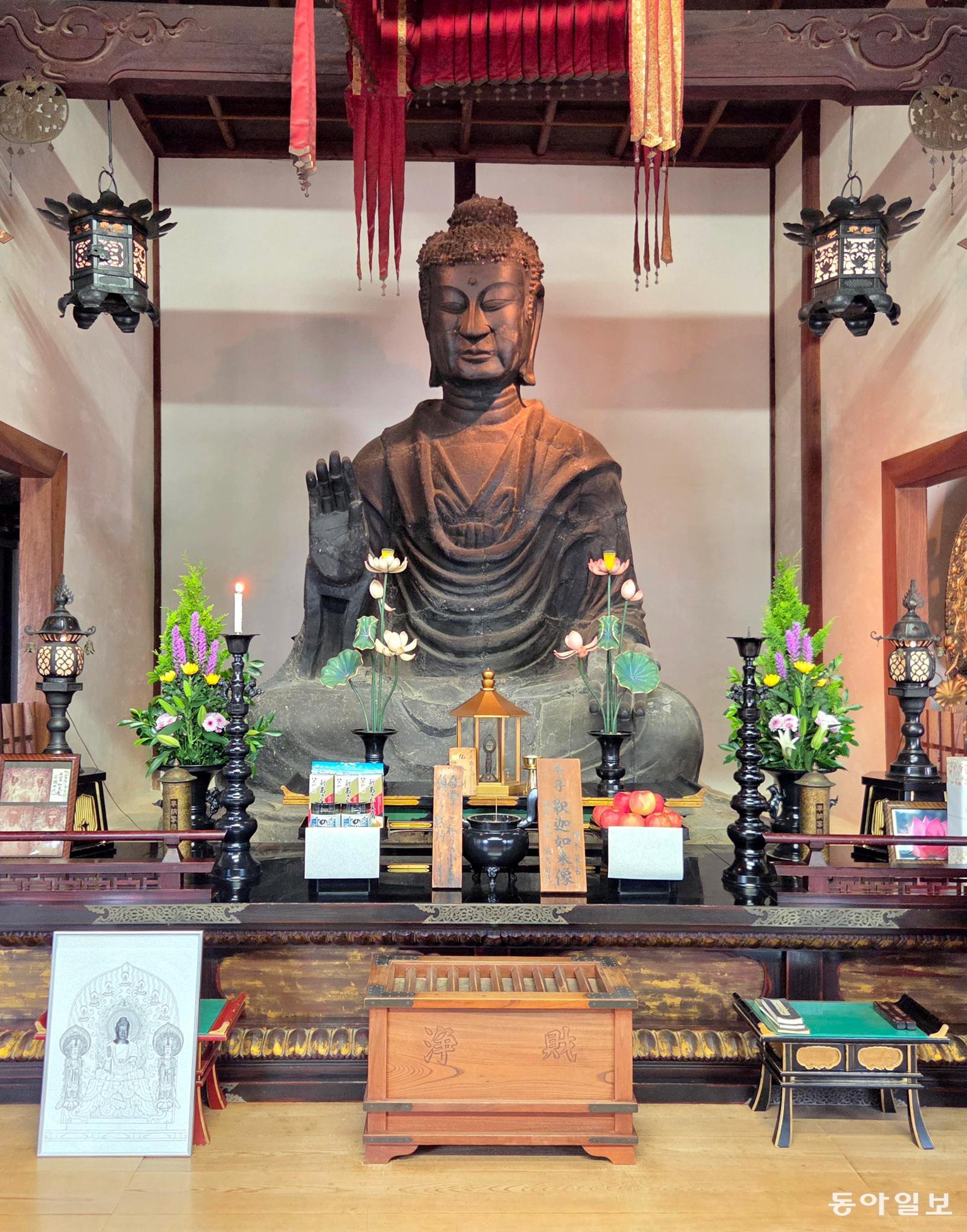 옛 불교 사원 아스카데라(飛鳥寺) 터에 세워진 사찰의 내부. 아스카데라도 한반도 도래인이 건립에 참여했다.나라=이지윤 기자 leemail@donga.com