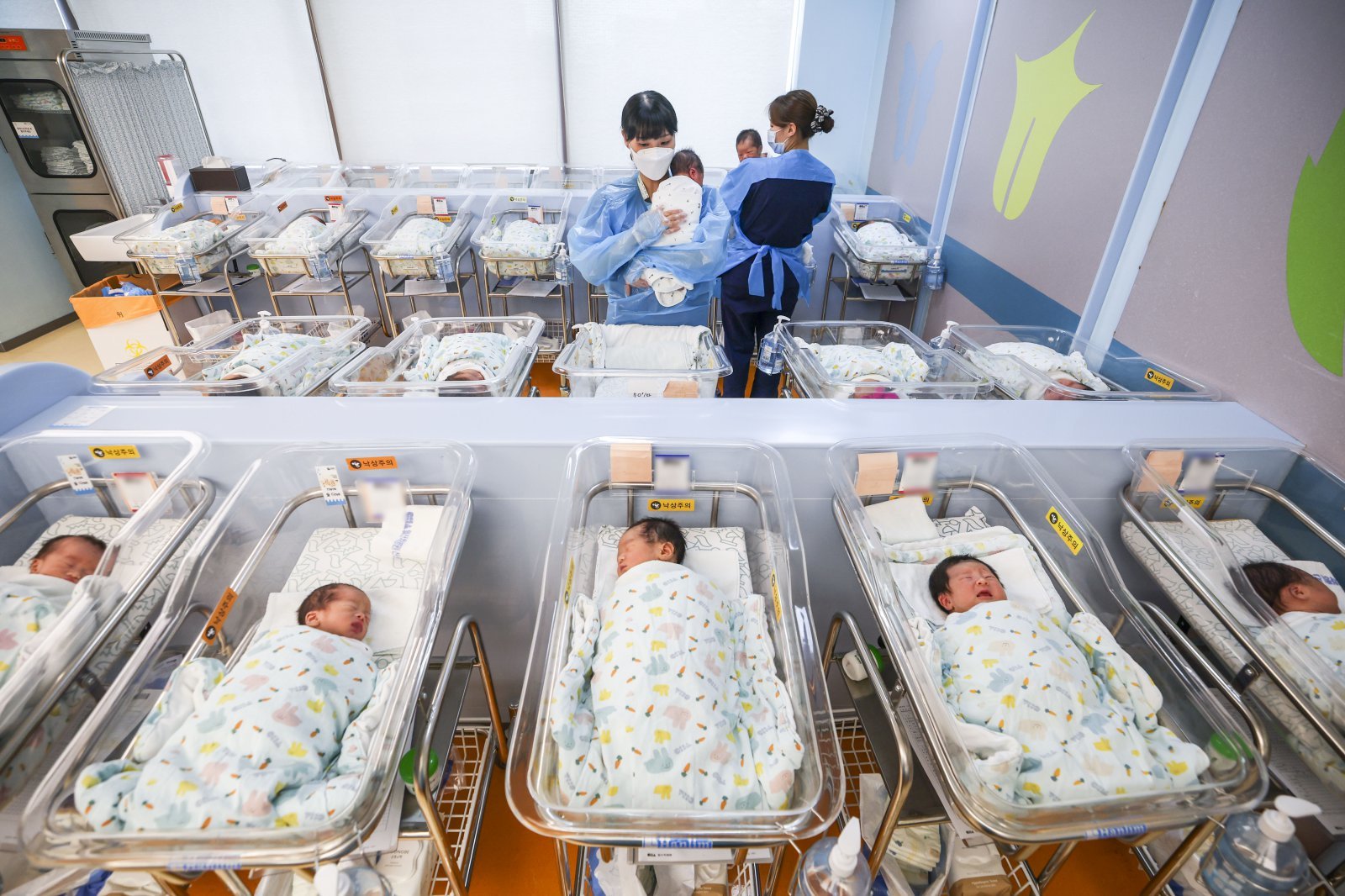 22일 경기 고양시 CHA의과학대학교 일산차병원 신생아실에서 간호사가 신생아들을 돌보고 있다.   2026.04.22 고양=뉴시스
