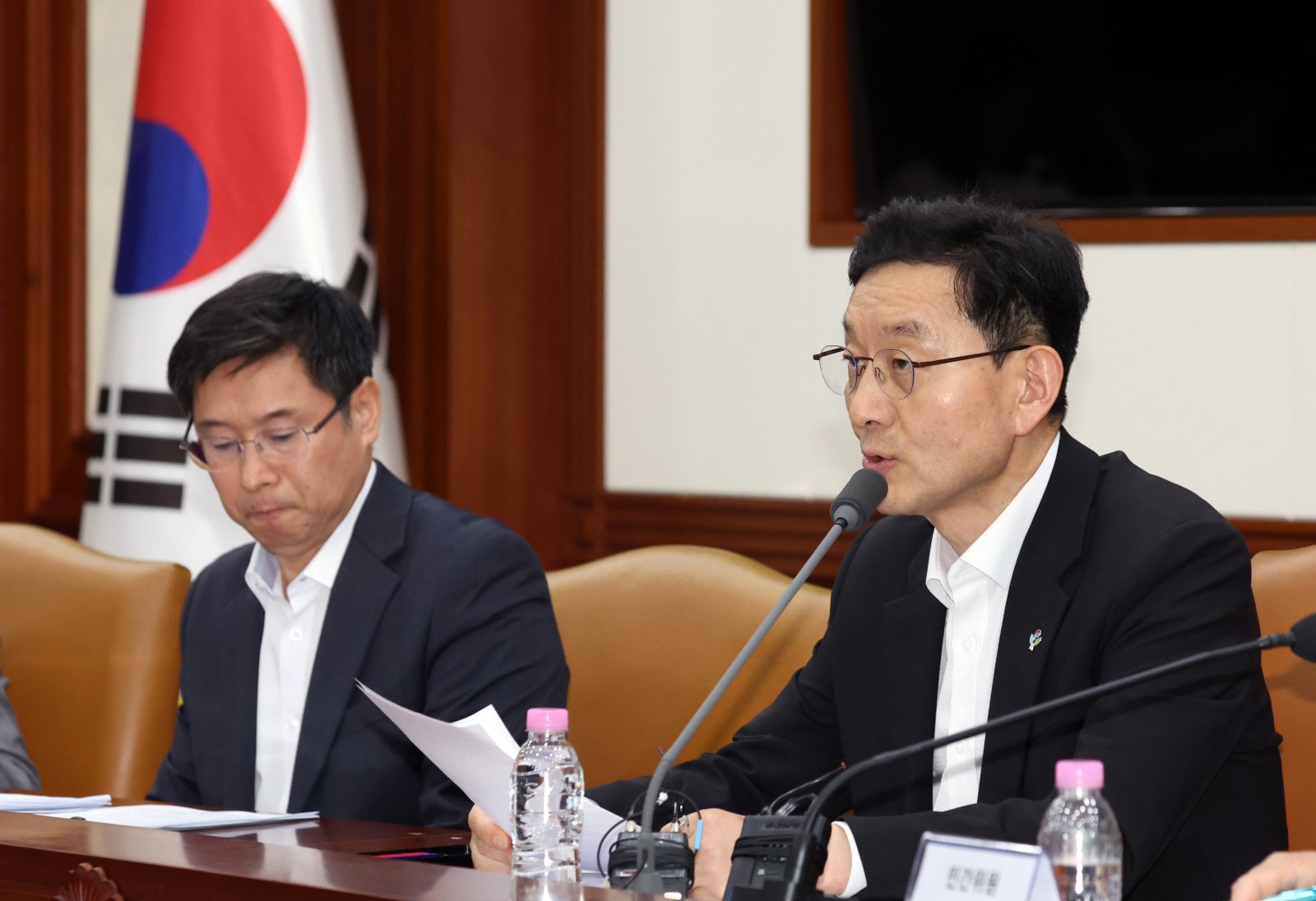 윤창렬 국무조정실장이 24일 오후 서울 종로구 세종대로 정부서울청사에서 열린 마약류대책협의회에서 모두 발언을 하고 있다. 뉴스1