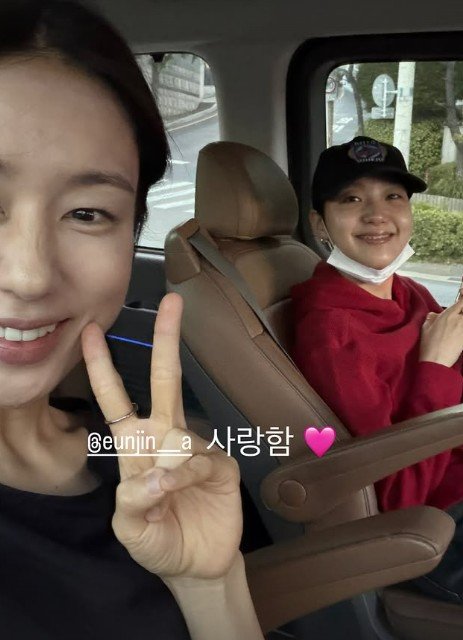 배우 김고은이 소셜미디어를 통해 배우 안은진과 함께한 일상을 공개했다. 한국예술종합학교 동기인 두 사람은 차 안 셀카와 식사 사진을 올리며 변함없는 우정을 자랑했다. ⓒ뉴시스
