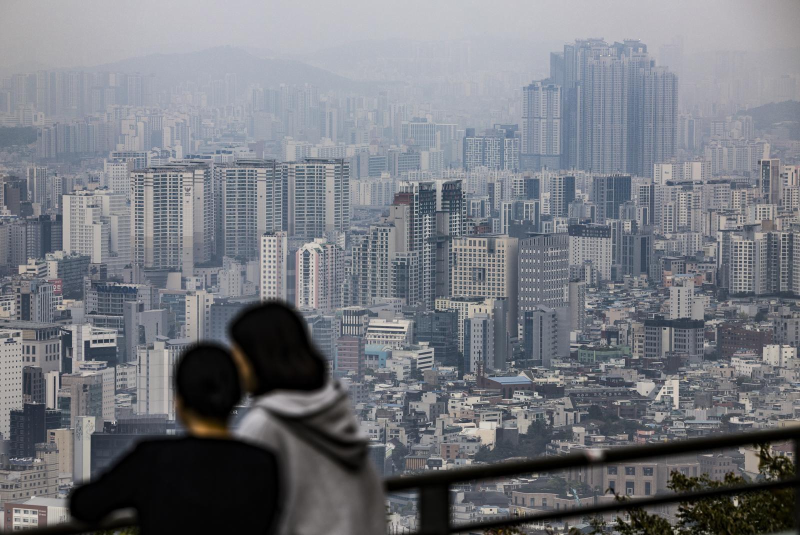 서울 남산에서 아파트 단지 모습이 보이고 있다.   2025.10.26.  뉴시스