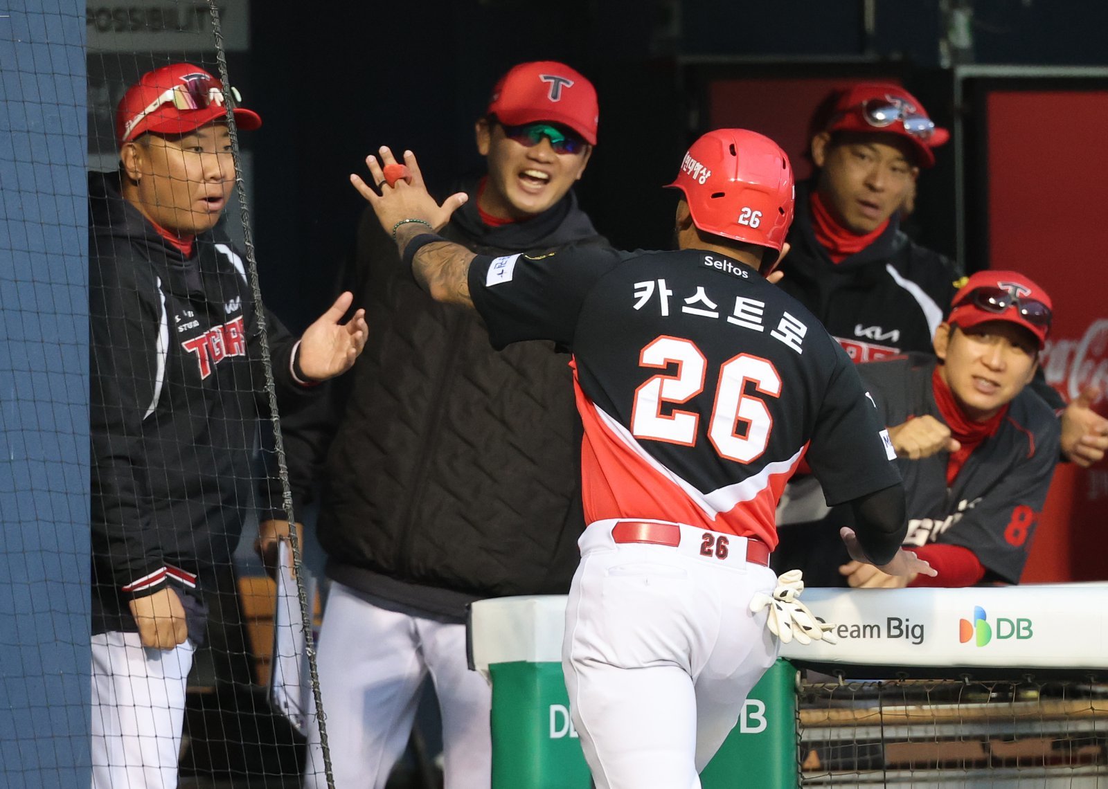 31일 서울 송파구 잠실야구장에서 열린 ‘2026 신한 SOL KBO리그’ 열린 KIA 타이거즈와 LG트윈스의 경기, 1회초 KIA 공격 1사 2루 상황에서 김도영이 1타점 적시타 때 득점한 카스트로가 이범호 감독의 축하를 받고 있다. 2026.3.31 뉴스1