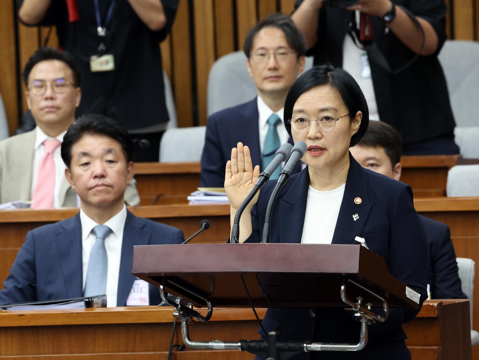 한성숙 국무총리 후보자가 25일 서울 여의도 국회에서 열린 인사청문회에 출석해 선서하고 있다. 2026.6.25/뉴스1