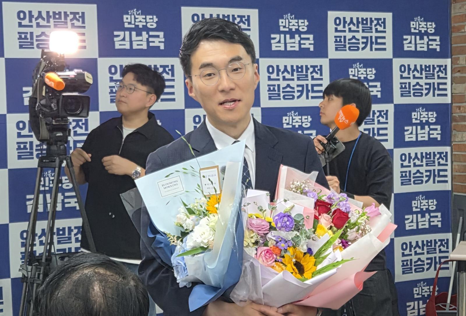 김남국 더불어민주당 경기 안산시갑 국회의원 재·보궐 후보가 4일 경기 안산시 캠프에서 당선이 확실해지자 소감을 밝히고 있다. 김남국 캠프 제공