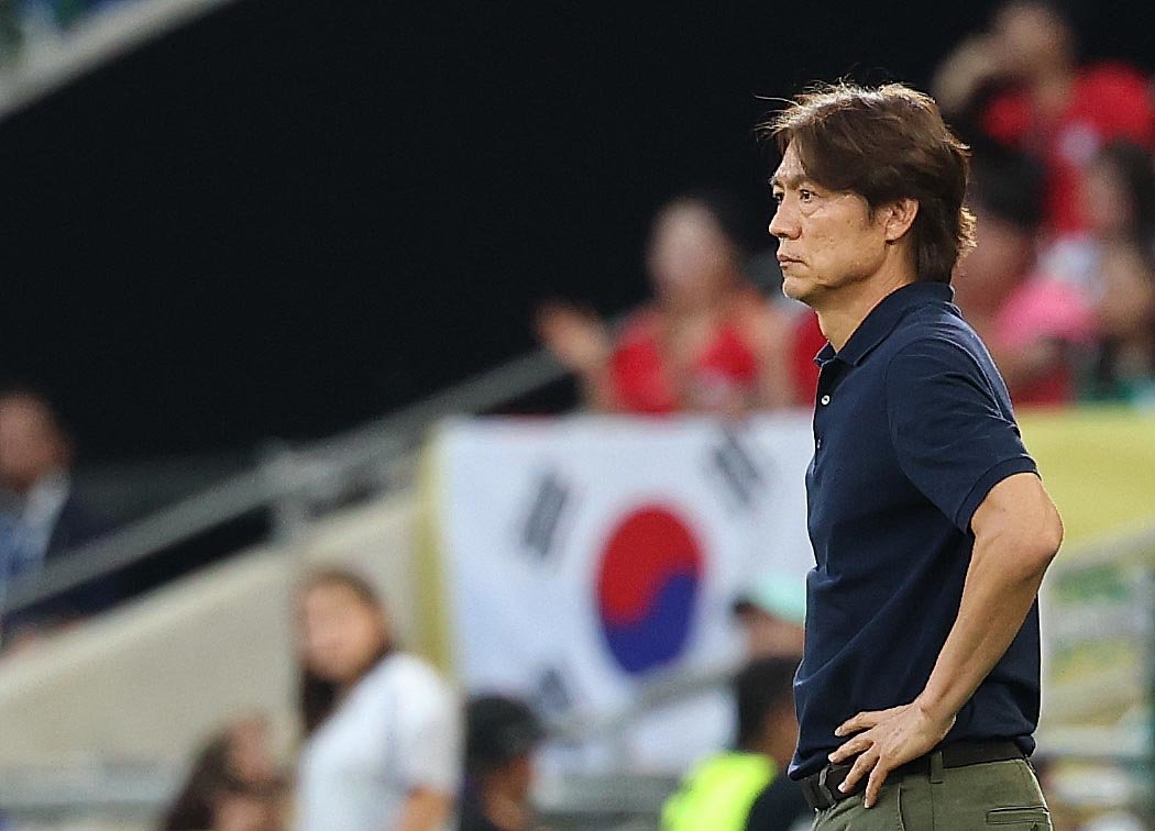 24일(현지 시간) 멕시코 몬테레이 스타디움에서 열린 2026 북중미 월드컵 조별리그 A조 대한민국과 남아프리카공화국의 경기에서 대한민국 홍명보 감독이 경기를 지켜보고 있다. 2026.06.25 과달루페(멕시코)=뉴시스