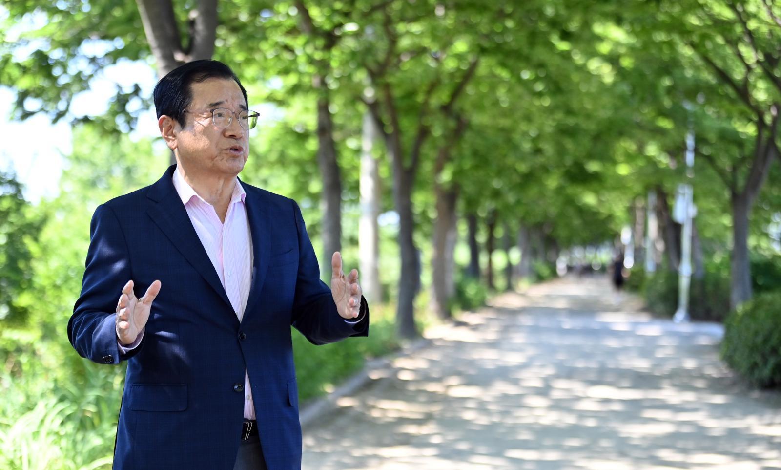 이현재 경기 하남시장이 23일 경기 하남시 미사섬 한강모랫길에서 인터뷰 질문에 답하고 있다. 이 시장은 “미사섬을 대한민국을 대표하는 문화·관광·생태 거점으로 조성하겠다”며 “이곳에서 문화와 관광, 첨단산업이 어우러진 자족도시를 완성하겠다”고 덧붙였다. 하남시 제공