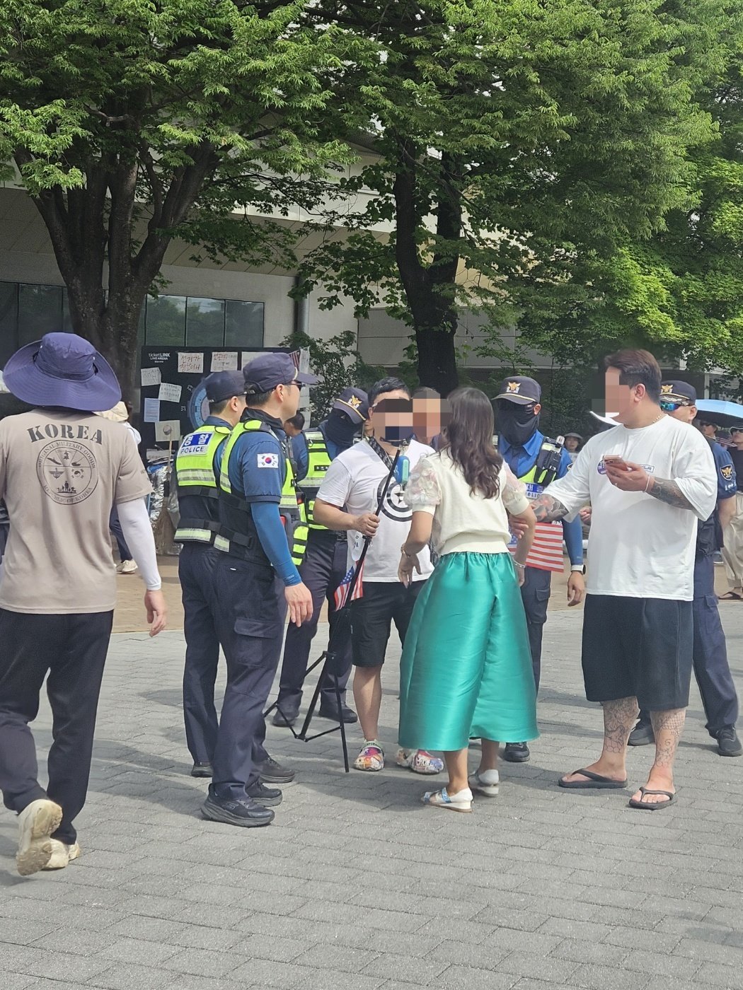 올림픽공원 봉쇄 시위서 경찰에 침 뱉은 40대女…구속영장 청구